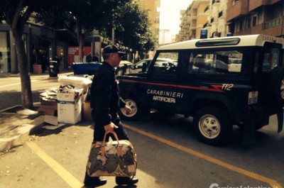 Borsone sospetto in pieno centro, scatta l'allarme bomba. Ma dentro solo capi di abbigliamento - Corriere Salentino