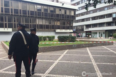 Borsone sospetto in pieno centro, scatta l'allarme bomba. Ma dentro solo capi di abbigliamento - Corriere Salentino