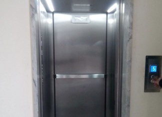 Bloccato per mezz’ora nell’ascensore del Tribunale, l’avvocato Castoro: “L’amministrazione faccia qualcosa”