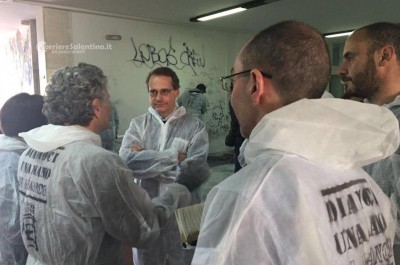 Tutine bianche, rulli e pennelli, ripuliti i muri dell'Ateneo: ora quanto durerà? - Corriere Salentino