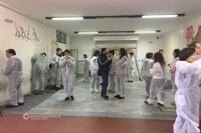 Tutine bianche, rulli e pennelli, ripuliti i muri dell'Ateneo: ora quanto durerà? - Corriere Salentino
