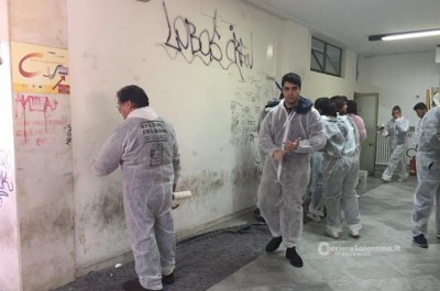 Tutine bianche, rulli e pennelli, ripuliti i muri dell'Ateneo: ora quanto durerà? - Corriere Salentino