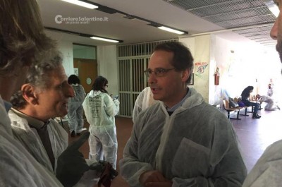 Tutine bianche, rulli e pennelli, ripuliti i muri dell'Ateneo: ora quanto durerà? - Corriere Salentino
