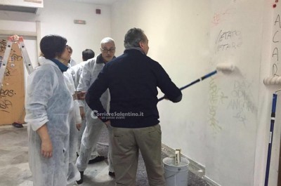 Tutine bianche, rulli e pennelli, ripuliti i muri dell'Ateneo: ora quanto durerà? - Corriere Salentino