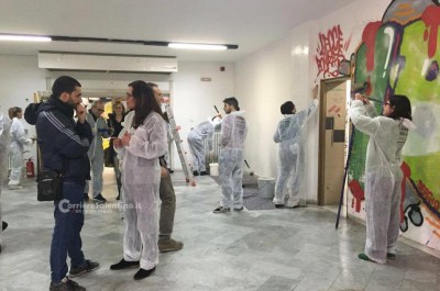 Tutine bianche, rulli e pennelli, ripuliti i muri dell'Ateneo: ora quanto durerà? - Corriere Salentino