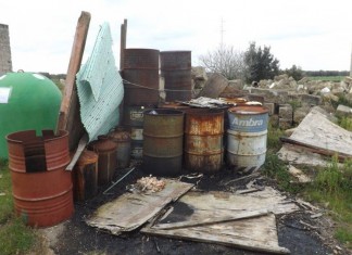 Rifiuti speciali pericolosi nei campi ed una fossa per interrarli: denunciato 84enne