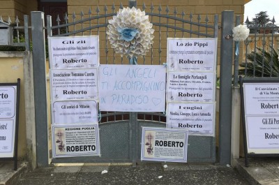 Trepuzzi in lacrime per l'ultimo viaggio del piccolo Roberto - Corriere Salentino