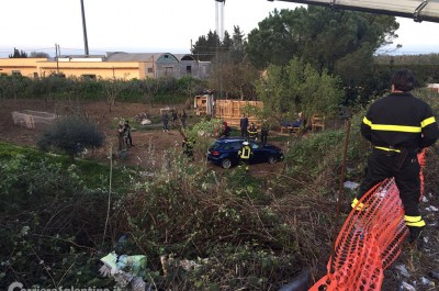 Auto esce fuori strada e si ribalta più volte: tre feriti, anche due giovanissimi calciatori - Corriere Salentino