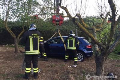 Auto esce fuori strada e si ribalta più volte: tre feriti, anche due giovanissimi calciatori - Corriere Salentino