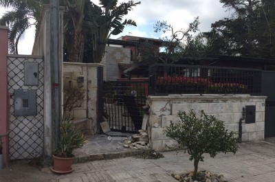 Paura a Carmiano, ordigno davanti la villetta di un agente della penitenziaria:danni al cancello d'ingresso e alla struttura muraria - Corriere Salentino