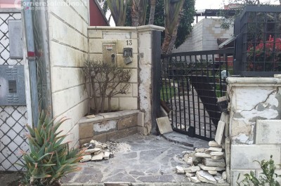 Paura a Carmiano, ordigno davanti la villetta di un agente della penitenziaria:danni al cancello d'ingresso e alla struttura muraria - Corriere Salentino