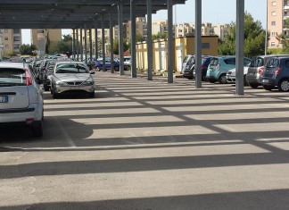 Terrore di notte nei parcheggi del call center: nudo e ubriaco, tenta di abusare di un’operatrice