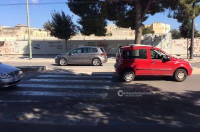 Paura sul viale, due giovani universitari vengono travolti da un'auto: entrambi in ospedale - Corriere Salentino