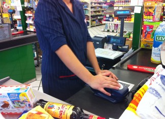 Assalto armato in un supermercato, paura nel nord Salento: caccia a due banditi fuggiti con 1.500 euro