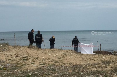 Macabro ritrovamento di una donna in spiaggia: probabile suicidio, giallo sull'identità - Corriere Salentino