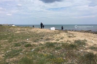 Macabro ritrovamento di una donna in spiaggia: probabile suicidio, giallo sull'identità - Corriere Salentino