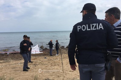 Macabro ritrovamento di una donna in spiaggia: probabile suicidio, giallo sull'identità - Corriere Salentino