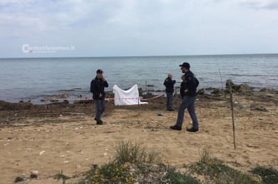 Macabro ritrovamento di una donna in spiaggia: probabile suicidio, giallo sull'identità - Corriere Salentino