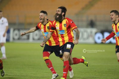 Il Lecce continua a stupire. 4 a 0 al Catanzaro e le distanze dal Benevento rimangono le stesse - Corriere Salentino