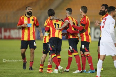 Il Lecce continua a stupire. 4 a 0 al Catanzaro e le distanze dal Benevento rimangono le stesse - Corriere Salentino