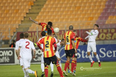 Il Lecce continua a stupire. 4 a 0 al Catanzaro e le distanze dal Benevento rimangono le stesse - Corriere Salentino