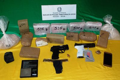 Due chili di eroina in auto, altri cinque in casa: marito e moglie finiscono in manette. In casa anche due pistole - Corriere Salentino