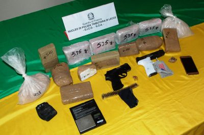 Due chili di eroina in auto, altri cinque in casa: marito e moglie finiscono in manette. In casa anche due pistole - Corriere Salentino