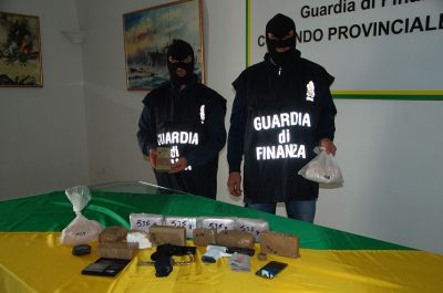 Due chili di eroina in auto, altri cinque in casa: marito e moglie finiscono in manette. In casa anche due pistole - Corriere Salentino