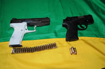 Due chili di eroina in auto, altri cinque in casa: marito e moglie finiscono in manette. In casa anche due pistole - Corriere Salentino