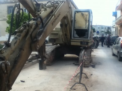 Uno dei due escavatori in fiamme