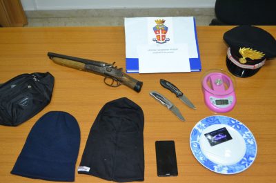 Fucile e mazza da baseball in auto, coltelli e passamontagna in casa: arrestato 53enne - Corriere Salentino