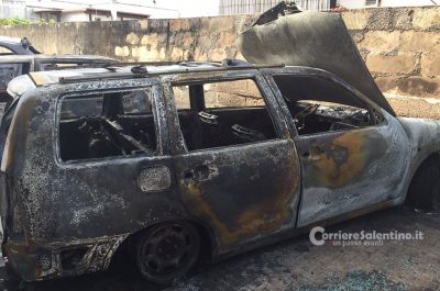 Fiamme "divorano" cinque auto nel parcheggio condominiale, misterioso incendio a Cavallino - Corriere Salentino