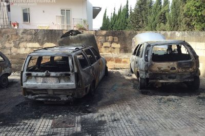 Fiamme "divorano" cinque auto nel parcheggio condominiale, misterioso incendio a Cavallino - Corriere Salentino