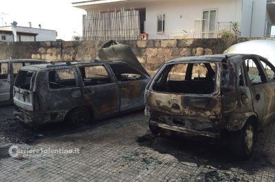 Fiamme "divorano" cinque auto nel parcheggio condominiale, misterioso incendio a Cavallino - Corriere Salentino