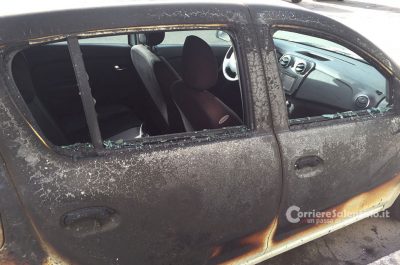 Fiamme "divorano" cinque auto nel parcheggio condominiale, misterioso incendio a Cavallino - Corriere Salentino