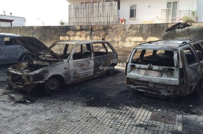 Fiamme "divorano" cinque auto nel parcheggio condominiale, misterioso incendio a Cavallino - Corriere Salentino