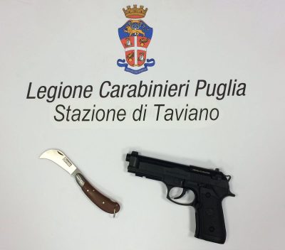 pistola scacciacani e coltello a serramanico sequestrati a Taviano