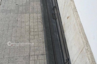 Razzìa in profumeria, ladri tagliano serranda e sfondano vetrata: in fuga con centinaia di costosi profumi - Corriere Salentino