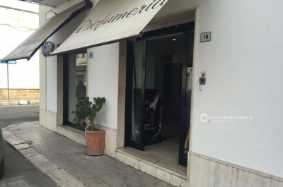Razzìa in profumeria, ladri tagliano serranda e sfondano vetrata: in fuga con centinaia di costosi profumi - Corriere Salentino