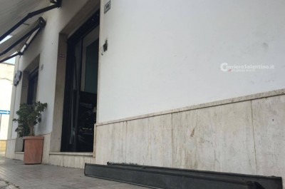 Razzìa in profumeria, ladri tagliano serranda e sfondano vetrata: in fuga con centinaia di costosi profumi - Corriere Salentino