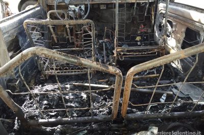 Notte "rovente" in città, bruciano tre auto e due scooter: si indaga sulle cause - Corriere Salentino