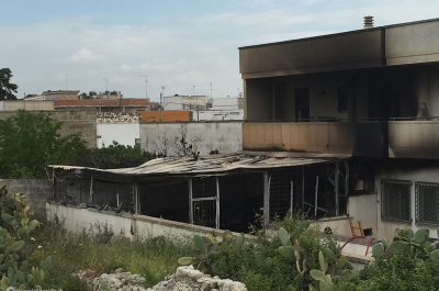 Fiamme nel negozio di detersivi, nube tossica nell'aria: evacuate due abitazioni  - Corriere Salentino