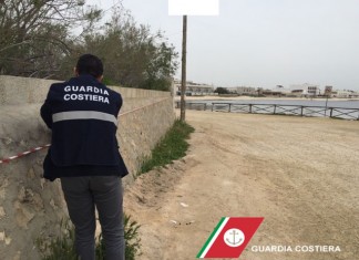 Muro di recinzione abusivo in riva al mare, scattano i sigilli a Torre Lapillo