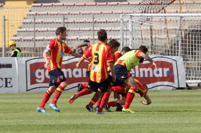 Il Lecce è secondo. Decide De Feudis, 1-0 con la Paganese - Corriere Salentino