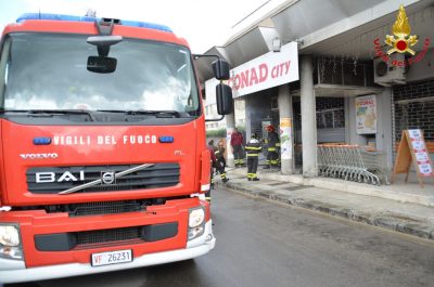Fiamme nel supermercato Conad, quindici vigili del fuoco per domare il rogo - Corriere Salentino
