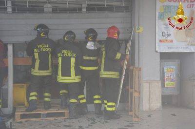 Fiamme nel supermercato Conad, quindici vigili del fuoco per domare il rogo - Corriere Salentino