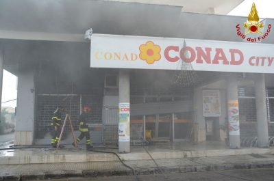 Fiamme nel supermercato Conad, quindici vigili del fuoco per domare il rogo - Corriere Salentino
