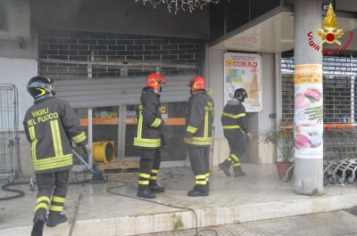 Fiamme nel supermercato Conad, quindici vigili del fuoco per domare il rogo - Corriere Salentino