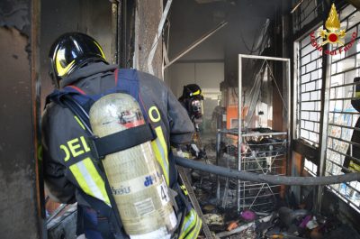 Fiamme nel supermercato Conad, quindici vigili del fuoco per domare il rogo - Corriere Salentino
