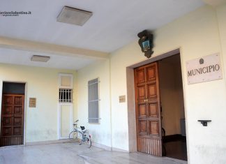 Vigili gli intimano di spostare rifiuti ingombranti dalla strada, lui se la prende con il sindaco: sventato tentativo di aggressione